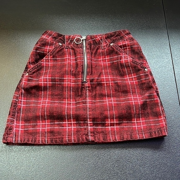 Topshop Dresses & Skirts - TOPSHOP Black&Red Plaid Zipper Mini Skirt SZ 2